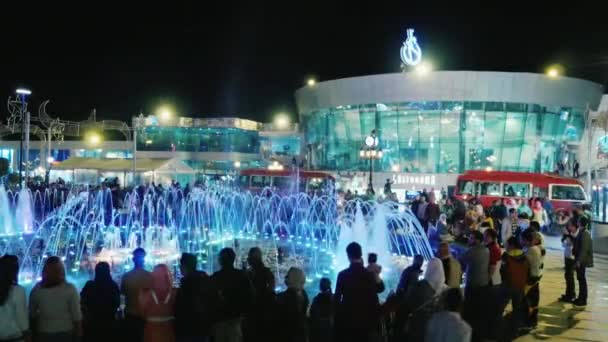 Sharm el Sheikh, Egipto, marzo de 2017: La famosa Plaza del Soho con fuentes cantantes. chorros de agua con efecto de iluminación y fuego — Vídeo de stock