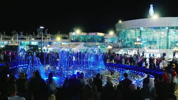 Шарм-эль-Шейх, Египет, март 2017 года: Популярное шоу для туристов в Египте - поющий фонтан на площади Сохо — стоковое видео