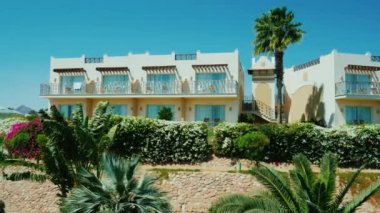 Sharm el Sheikh, Mısır, Mart, 2017: resort Hotel binalarda. Palmiye ağaçları ve çiçekli çalılar etrafında büyür. harika tatil. Steidicam atış