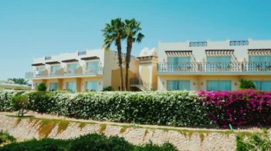 Sharm el Sheikh, Mısır, Mart, 2017: resort Hotel binalarda. Palmiye ağaçları ve çiçekli çalılar etrafında büyür. harika tatil. Steidicam atış