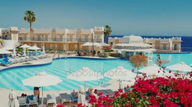 Sharm el Sheikh, Mısır, Mart, 2017: büyük bir Yüzme Havuzu, bar ve güneş bir resort oteldir şemsiye. Turistler rahatla ve güneşlenmek