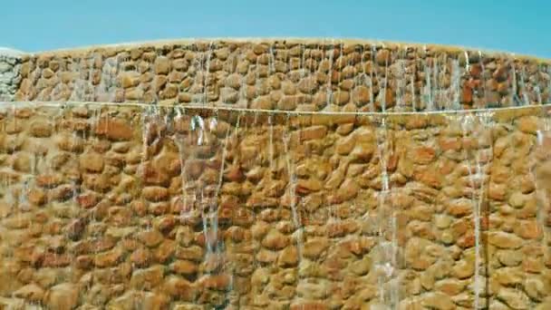 Steadicam sköt: dekorativa vattenfall. Landskapsarkitektur av hus och hotell — Stockvideo