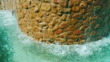 Eğimli atış: Dekoratif şelale. Ev ve otel peyzaj