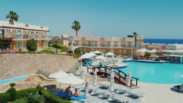 Sharm el Sheikh, Egito, março de 2017: Um luxuoso hotel na primeira linha do Mar Vermelho. Uma grande piscina, um bar perto da água e tudo para umas férias melhores — Vídeo de Stock