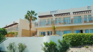 Sharm el Sheikh, Mısır, Mart, 2017: resort otel binası. Su kuyusu-damat toprakları, çalılar ve çiçekler çiçek. Dinlenmek için bir cennet