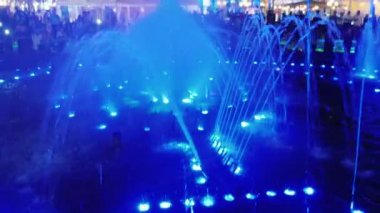 Sharm el Sheikh, Mısır, Mart, 2017: Soho Meydanı'nda şarkı çeşme ışıklı su sokaklarında. Vinç vurdu