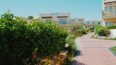 Sharm el Sheikh, Mısır, Mart, 2017: bir lüks otel bu bölgede yol boyunca yürümek. Yeşil çimen, avuç içi, çiçekli çalılar arasında. Turistlerin yaşadığı küçük binalar