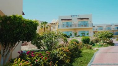 Sharm el Sheikh, Mısır, Mart, 2017: Mısır'daki bölge otel. Tipik binalar Sharm el Sheikh, palmiye ağaçları, iyi giyimli bir bölgeyle çiçekli çalılar ve çimenler