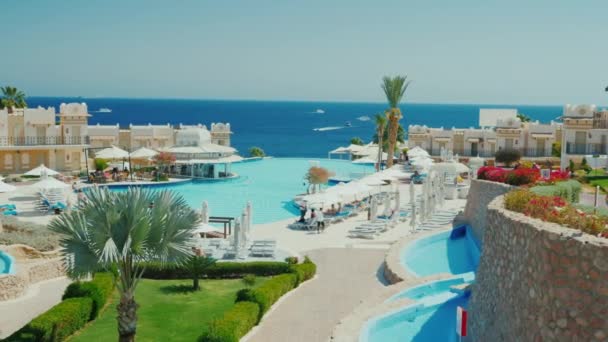 Sharm el Sheik, Egypten, mars 2017: ett lyxigt hotell på den första raden i Röda havet. En stor pool. Steadicam skott — Stockvideo