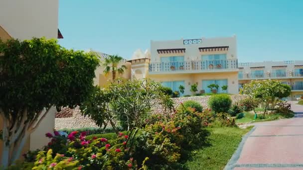 Sharm el Sheikh, Egypt, March, 2017: Territory hotel in Egypt. Typical buildings Sharm el Sheikh, a well-groomed territory with palm trees, flowering bushes and lawns — Stock Video