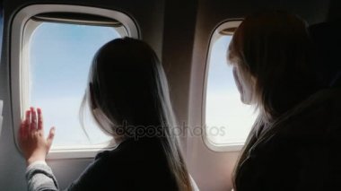 Anne ve kızı uçak. Birlikte seyahat, biz Lombar içinde bak