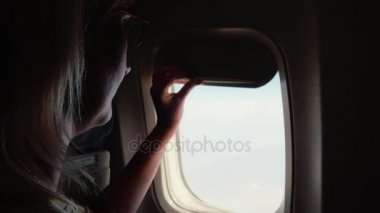 Kadın düzlemde pencere perdesi açılır. Başlangıç seyahat kavramı