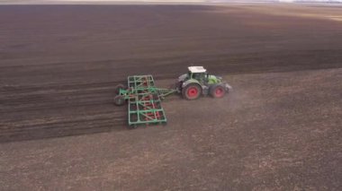 Traktör arazi üzücü için tarım bir aygıt çizer. Alan, hava fotoğrafçılığı çalışmalarında bahar