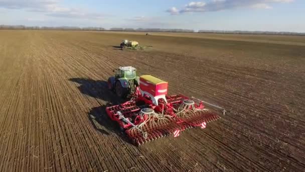 Voorjaar zaaien campagne - twee tractoren pull zaadje, een landelijke landschap — Stockvideo