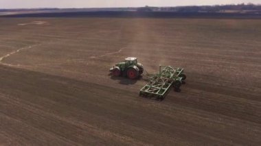 Modern tarım. Traktör alan topraklarda erken ilkbaharda yetiştirerek.