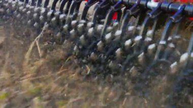 Steadicam izleme shot: bir tarım makine parçası bir close-up dönen Kültivatör olduğunu. Yabani otlar kaldırmak ve toprak kurutma önlemek için zemin işleme