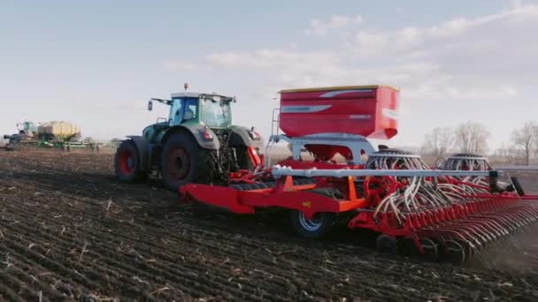 Plusieurs semenciers des champs ensemencent du blé. Travail sur le terrain au printemps, agro-industrie — Video