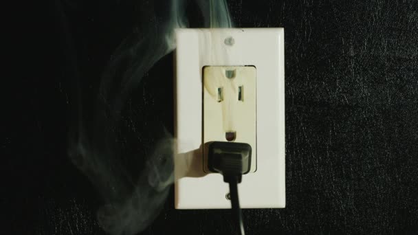 Timelapse: Brand in een dual socket ons typt. Stromen van zwarte rook komen uit het stopcontact. Gevaar voor het leven en de gezondheid — Stockvideo