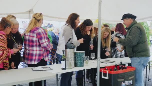 Wilson, NY, USA - OKT, 2016 : Un groupe de touristes dégustant du vin. Visite en bus des établissements vinicoles de l'État de New York pour Halloween . — Video