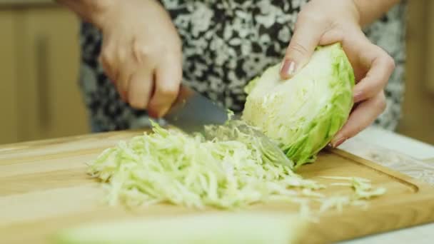 Közeli kép: a kezében egy idős asszony. Szeletek Káposzta saláta — Stock videók
