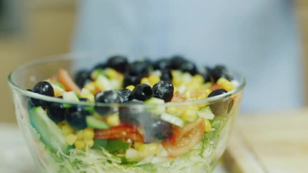 Close-up van een dieet salade mengen — Stockvideo