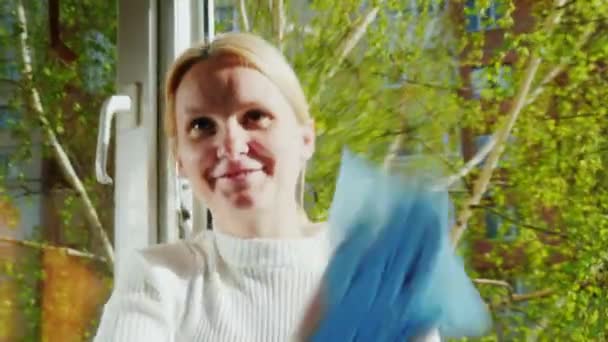 Biz iyi bir ruh hali ile ev temiz. Genç kadın losyonları pencerenin evde, gülümseyen. Önden Görünüm — Stok video