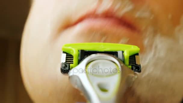 Super close-up-een man scheren in de badkamer. POV video — Stockvideo
