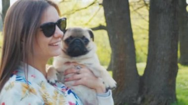 Çetelerin elleri üzerinde olan şık bir kadın portresi. En sevdiğim köpek, öpücük ve belgili tanımlık köpek yavrusu ile oynamak