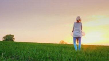 Kaygısız anne kızı pitoresk bir yerde - ufukta yalnız bir ağaç ile büyük bir yeşil çayır üzerinde çalış. Bu, eğleniyor döner. Kavram - gençlik enerjisini, sağlıklı bir yaşam tarzı