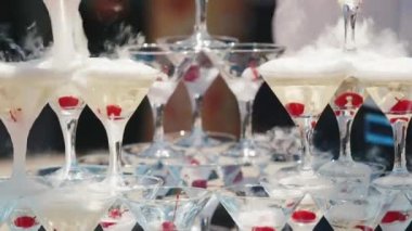 Gözlük piramit efervesan şarap ile doldurulur. Kırpma video düğün