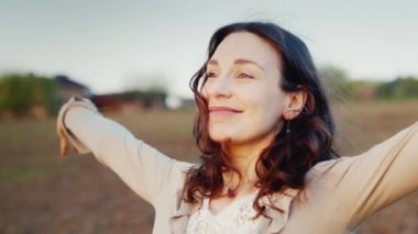 Bir kadın bir şafak portre olduğunu. Yükselen güneş - gün, iyimserlik ve sağlık için iyi bir başlangıç bakar