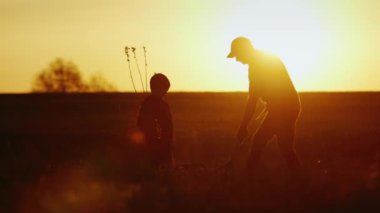 Babasız bir genç oğluyla birlikte günbatımında bir ağaç bitki. Yeni bir hayat, güçlü bir aile ve gelenekleri