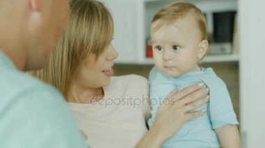 Baba ve anne sağlıklı 10 ay bal besleme