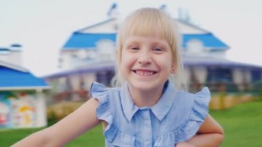 Sarışın kız 6 yaşındaki dönen salıncakta haddeleme. POV video