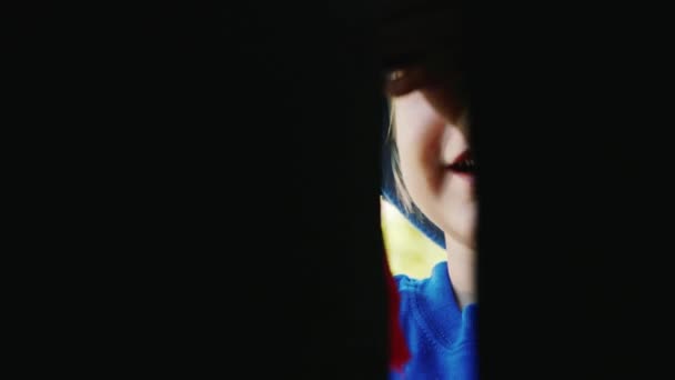 Het gezicht van een kleine landelijke meisje probeert te openen van het kasteel op de schuur. Inside view — Stockvideo