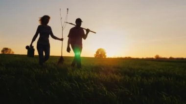 Atış Steadicam: genç bir çift çiftçilerin alanı yürüyüş. Bir ağaç dikmek için donatım taşıyorlar. Sunset bulvarında