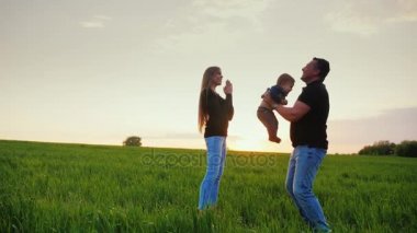 Mutlu bir yıl oğlu ile reklam komik Veliler oynayan. Sağlıklı bir baba oğul atar, anne onun yanında duruyor. Bir çocuk ile mutlu bir aile. Ağır çekim