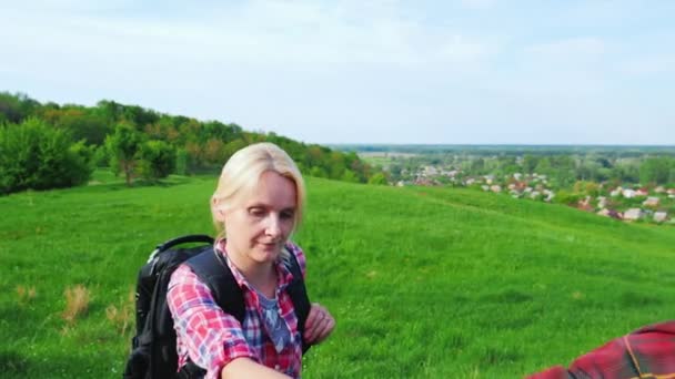 Une femme grimpe une montagne. Sa main est tirée et aidée par un homme. Aide à la main . — Video