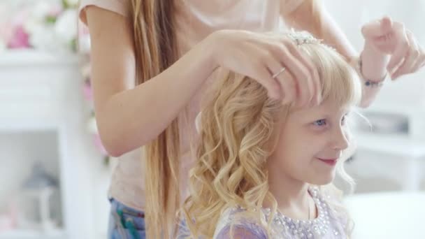 Uma jovem senhora está fazendo um penteado elegante — Vídeo de Stock