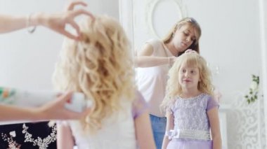 6 yaşındaki bir şık elbiseli kız için güzel bir hairdress anne yapar
