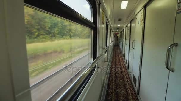 В вагоне поезда длинный коридор с дверью в купе. Статический выстрел — стоковое видео