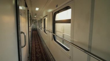 Yolcu tren arabanın içine. Hızlı tren sürmek, pencereler arasında sabah güneş parlıyor