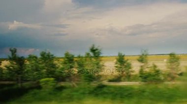 Bir güzel kırsal manzara - alanlar, hayfields ve haystacks. Macaristan'ın kırsal. Sürüş araba ya da otobüs görüntülemek
