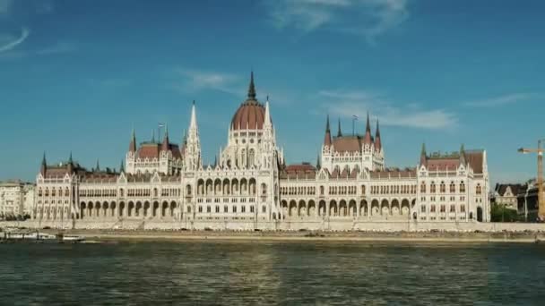 Motion Timelapse: Budova parlamentu Budapešť, Maďarsko. Hyperlapse na jasný slunečný den