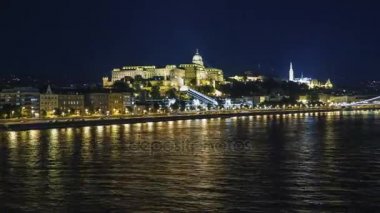 Timelapse kaydırma: gece, Macaristan Budapeşte Panoraması. Güzel aydınlatılmış köprüler, gemi yelken Tuna boyunca