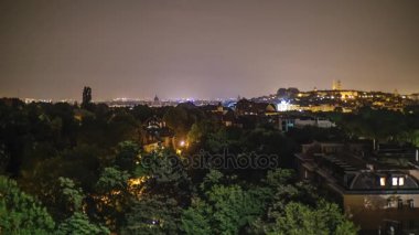Gece, gece Güneş doğanakadar Panorama Budapeşte. Timelapse. Macaristan'ın başkenti içindeki yeni bir güne başlangıcı