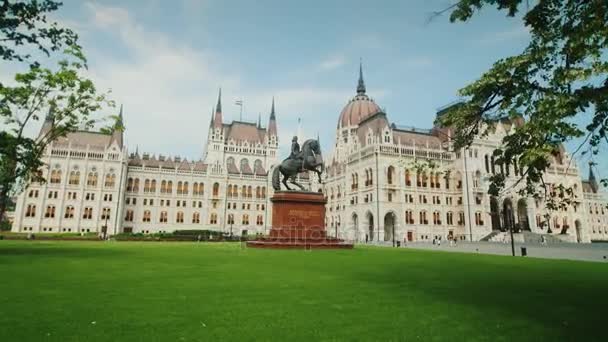 匈牙利国会大厦在布达佩斯-一个庭院，美丽的草坪。斯坦尼康来拍摄镜头 — 图库视频影像