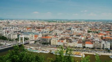 Pan çekim: Budapeşte, Macaristan'ın şehir panoraması. Avrupa'nın en güzel şehirlerinden biri olan