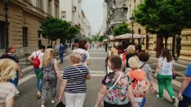 Budapeşte, Macaristan, Haziran 2017: Turist Budapeşte dar sokaklarında yürürken bir rehber olan bir grup. Avrupa'nın turizm