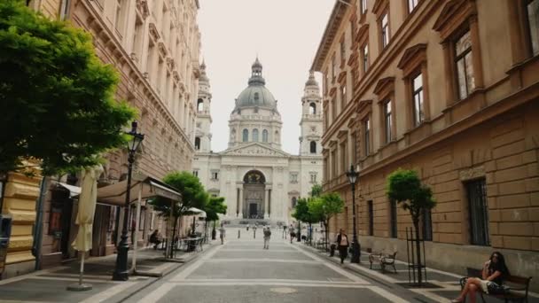 Budapest, Węgry, czerwca 2017 r.: Spacer wzdłuż pięknej ulicy Budapesztu do bazyliki Saint Istvan — Wideo stockowe